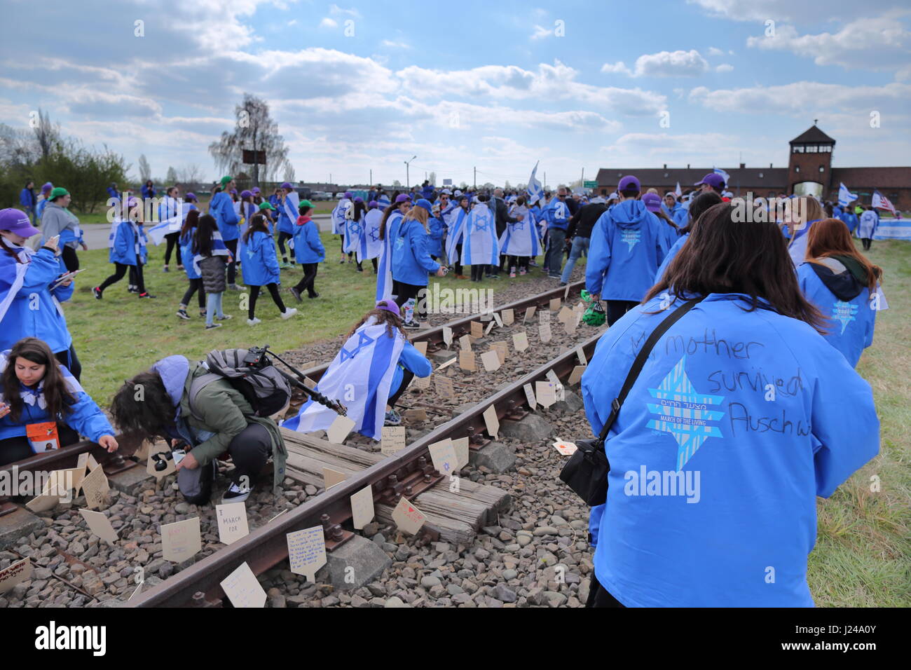 Auschwitz Birkenau, en Pologne. 24 avril, 2017. Le Jour commémoratif de l'Holocauste (Yom HaShoah), des milliers de participants d'Auschwitz silencieusement mars à Birkenau, le plus grand camp de concentration Nazi complexe construit au cours de la Seconde Guerre mondiale. La Marche des Vivants : מצעד החיים‎ (Hébreu) est un programme de formation annuel, qui rassemble des personnes de tous les coins du monde en Pologne et en Israël en vue de l'étude de l'histoire de l'Holocauste et d'examiner les racines des préjugés, l'intolérance et la haine. Credit : Rageziv/Alamy Live News Banque D'Images