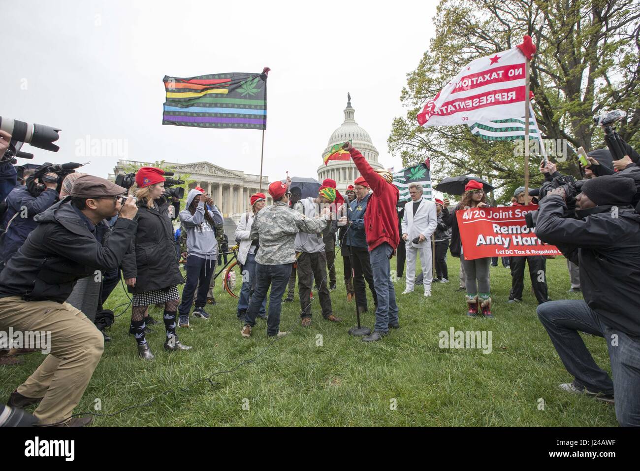 Washington, District de Columbia, Etats-Unis. Apr 24, 2017. Les militants de la marijuana NATALIE DELON, RAS-FIA, et ADAM EIDINGER passer autour de conjoint au motif de le Capitole à Washington, DC Le 24 avril 2017. Crédit : Alex Edelman/ZUMA/Alamy Fil Live News Banque D'Images