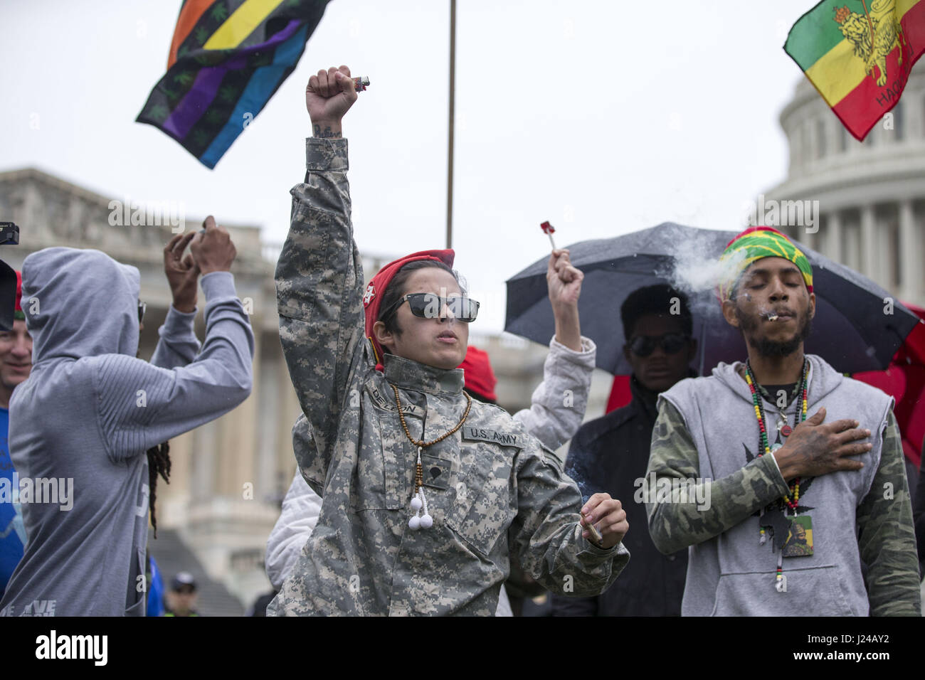 Washington, District de Columbia, Etats-Unis. Apr 24, 2017. NATALIE DELON fume un joint sur le terrain de la capitale américaine à Washington, DC Le 24 avril 2017. Crédit : Alex Edelman/ZUMA/Alamy Fil Live News Banque D'Images