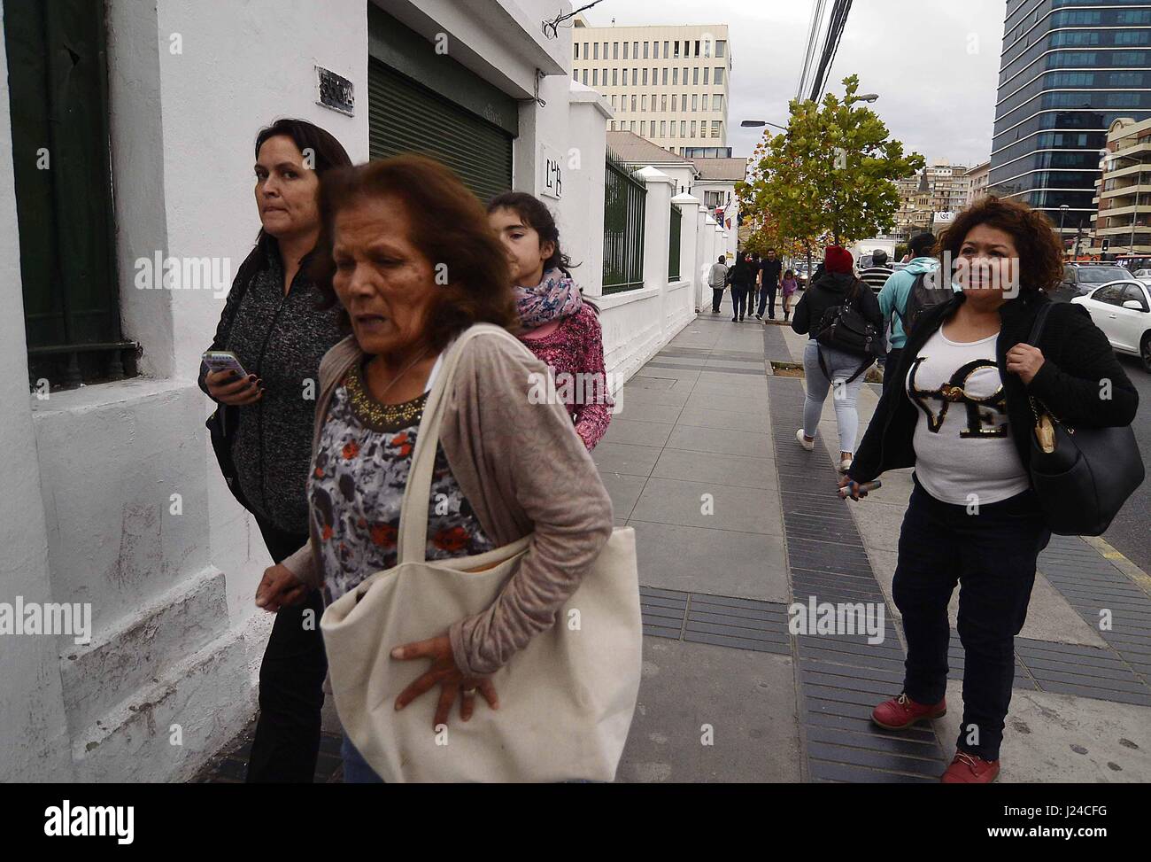 Valparaiso, Chili. Apr 24, 2017. Les gens se tiennent sur une rue après un tremblement de terre à Valparaiso, Chili, le 24 avril 2017. Un séisme de 7,1 sur l'échelle de Richter a ébranlé 38km à l'ouest de Valparaiso, Chili à 21:38:25 GMT Lundi, le U.S. Geological Survey a dit. Credit : AgenciaUno/Xinhua/Alamy Live News Banque D'Images