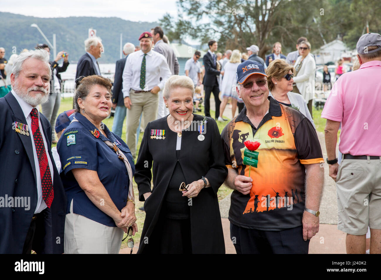 Mardi 25 avril 2017, Sydney, Australie. Palm Beach Club RSL est titulaire d'ANZAC day Service et marche en mémoire de ceux qui sont tombés dans la guerre. Cette journée marque le 102e anniversaire de l'Australian and New Zealand Army Corps débarquement à Gallipoli guerre poursuit en un. Anciens combattants sur la photo avec l'ancien député et président Mme Bronwyn Évêque ( centre). Crédit : martin berry/Alamy Live News Banque D'Images