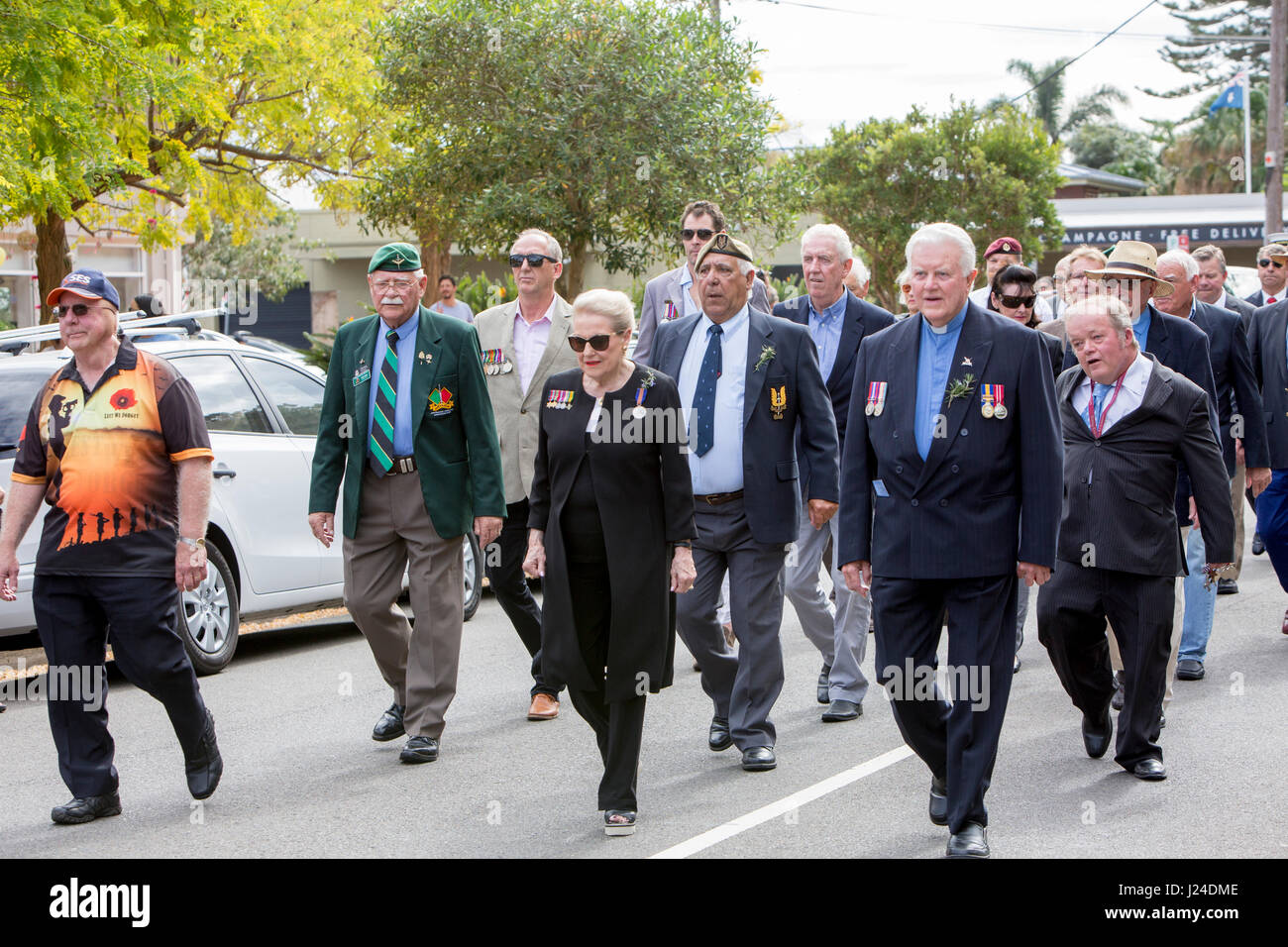 Mardi 25 avril 2017, Sydney, Australie. Palm Beach Club RSL est titulaire d'ANZAC day Service et marche en mémoire de ceux qui sont tombés dans la guerre. Cette journée marque le 102e anniversaire de l'Australian and New Zealand Army Corps débarquement à Gallipoli guerre poursuit en un. Crédit : martin berry/Alamy Live News Banque D'Images