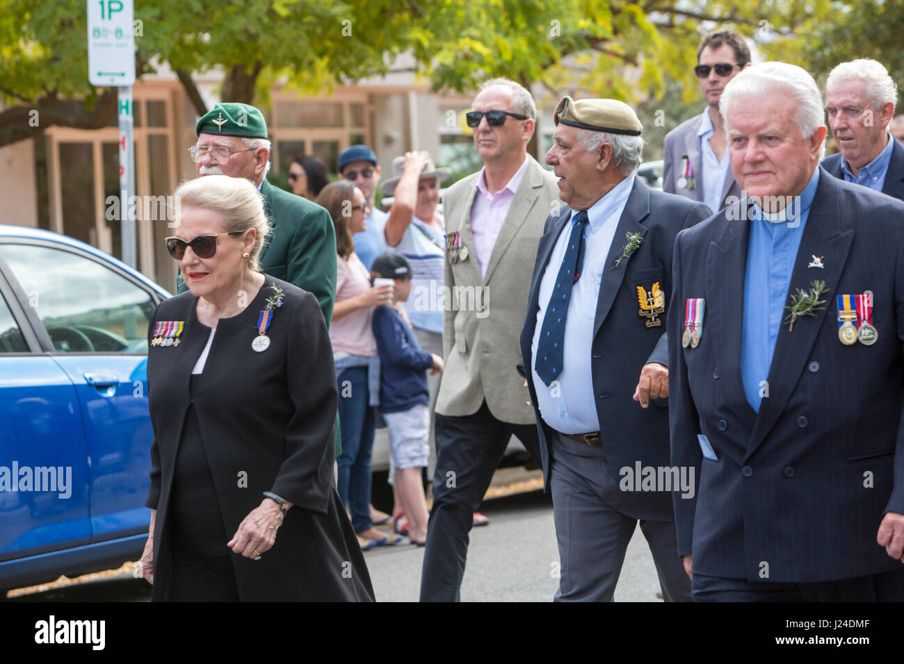 Mardi 25 avril 2017, Sydney, Australie. Palm Beach Club RSL est titulaire d'ANZAC day Service et marche en mémoire de ceux qui sont tombés dans la guerre. Cette journée marque le 102e anniversaire de l'Australian and New Zealand Army Corps débarquement à Gallipoli guerre poursuit en un. Ancien député et ancien président Mme Bronwyn Évêque dans le mars à Palm Beach. Crédit : martin berry/Alamy Live News Banque D'Images