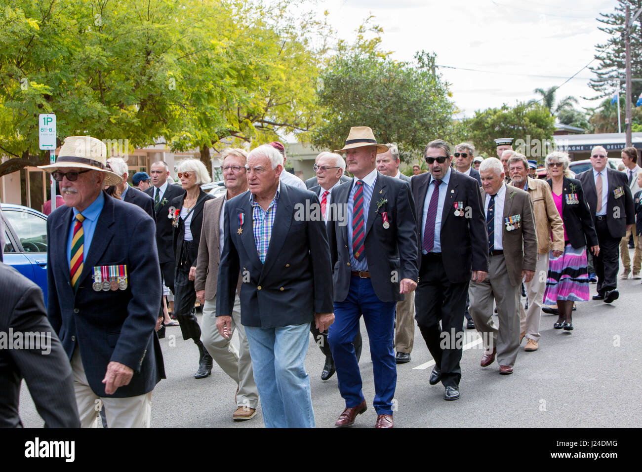Mardi 25 avril 2017, Sydney, Australie. Palm Beach Club RSL est titulaire d'ANZAC day Service et marche en mémoire de ceux qui sont tombés dans la guerre. Cette journée marque le 102e anniversaire de l'Australian and New Zealand Army Corps débarquement à Gallipoli guerre poursuit en un. Crédit : martin berry/Alamy Live News Banque D'Images