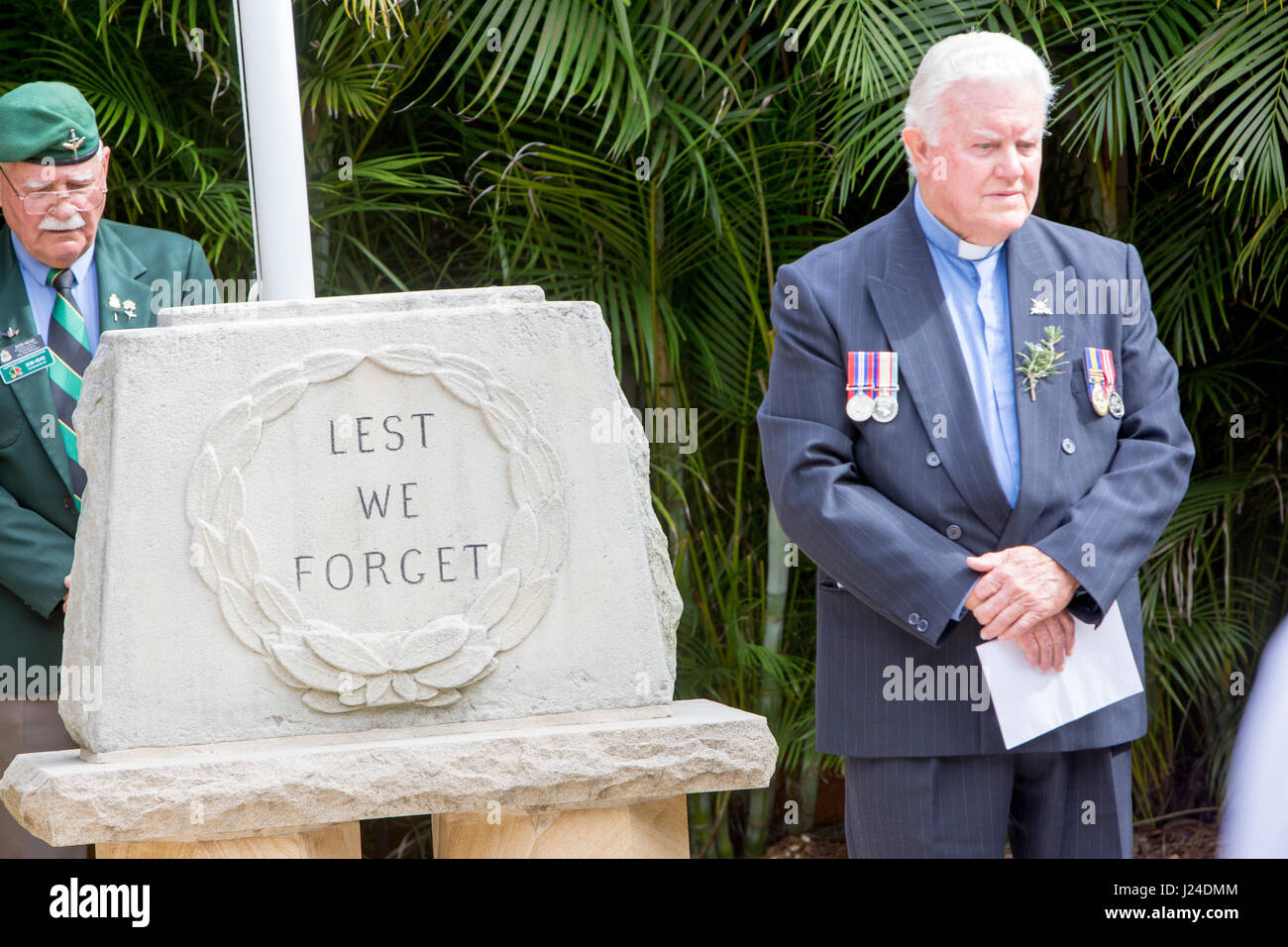 Mardi 25 avril 2017, Sydney, Australie. Palm Beach Club RSL est titulaire d'ANZAC day Service et marche en mémoire de ceux qui sont tombés dans la guerre. Cette journée marque le 102e anniversaire de l'Australian and New Zealand Army Corps débarquement à Gallipoli guerre poursuit en un. Crédit : martin berry/Alamy Live News Banque D'Images