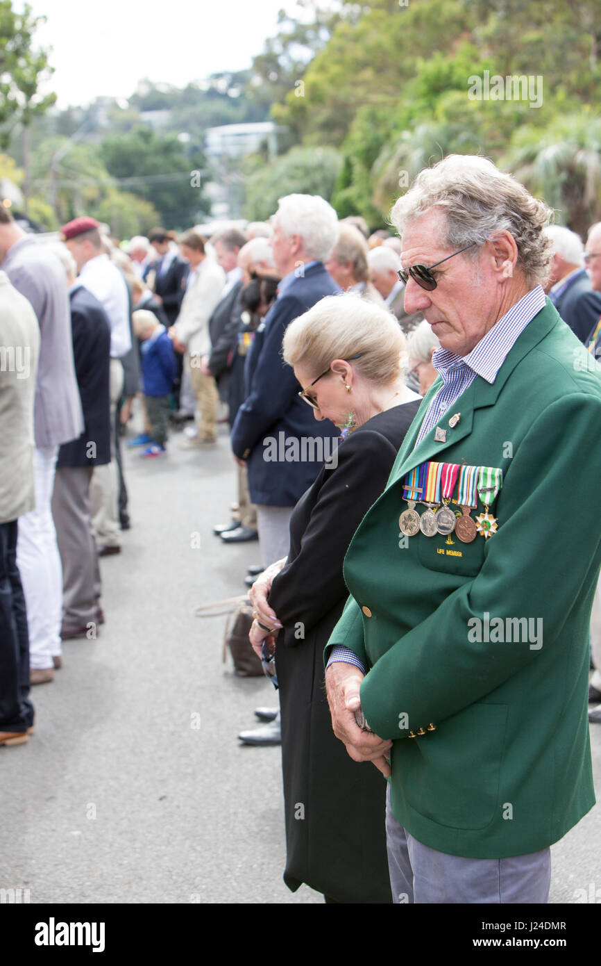 Mardi 25 avril 2017, Sydney, Australie. Palm Beach Club RSL est titulaire d'ANZAC day Service et marche en mémoire de ceux qui sont tombés dans la guerre. Cette journée marque le 102e anniversaire de l'Australian and New Zealand Army Corps débarquement à Gallipoli guerre poursuit en un. Crédit : martin berry/Alamy Live News Banque D'Images