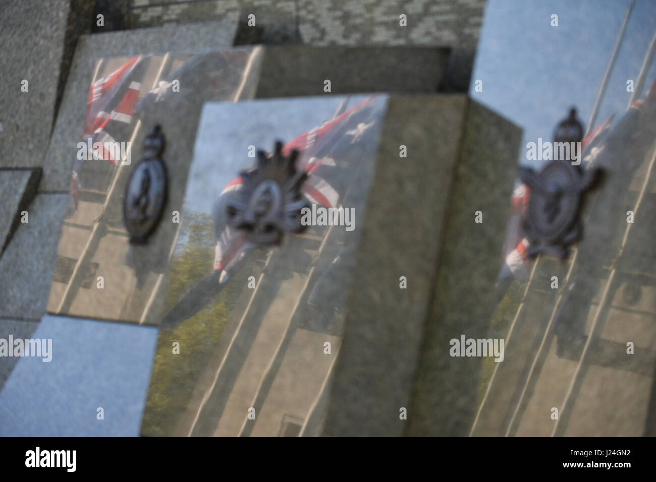 Hyde Park Corner, London, UK. 25 avril 2017. Couronnes portées à l'Australian War Memorial à Hyde Park Corner pour l'Anzac Day. L'honneur des 102 000 morts australien de la première et de la Seconde Guerre mondiale. Crédit : Matthieu Chattle/Alamy Live News Banque D'Images