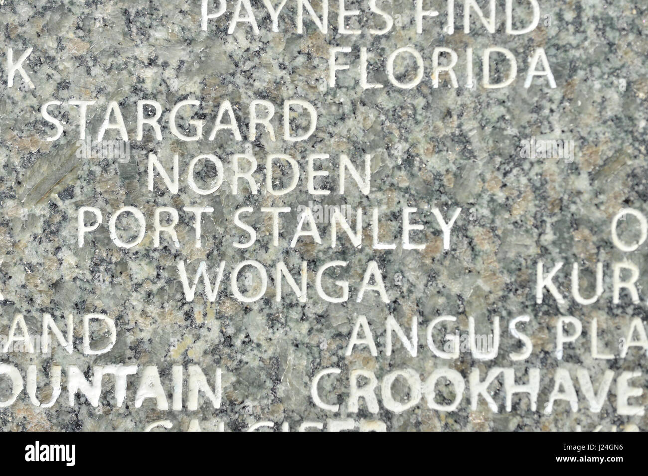 Hyde Park Corner, London, UK. 25 avril 2017. Couronnes portées à l'Australian War Memorial à Hyde Park Corner pour l'Anzac Day. L'honneur des 102 000 morts australien de la première et de la Seconde Guerre mondiale. Crédit : Matthieu Chattle/Alamy Live News Banque D'Images