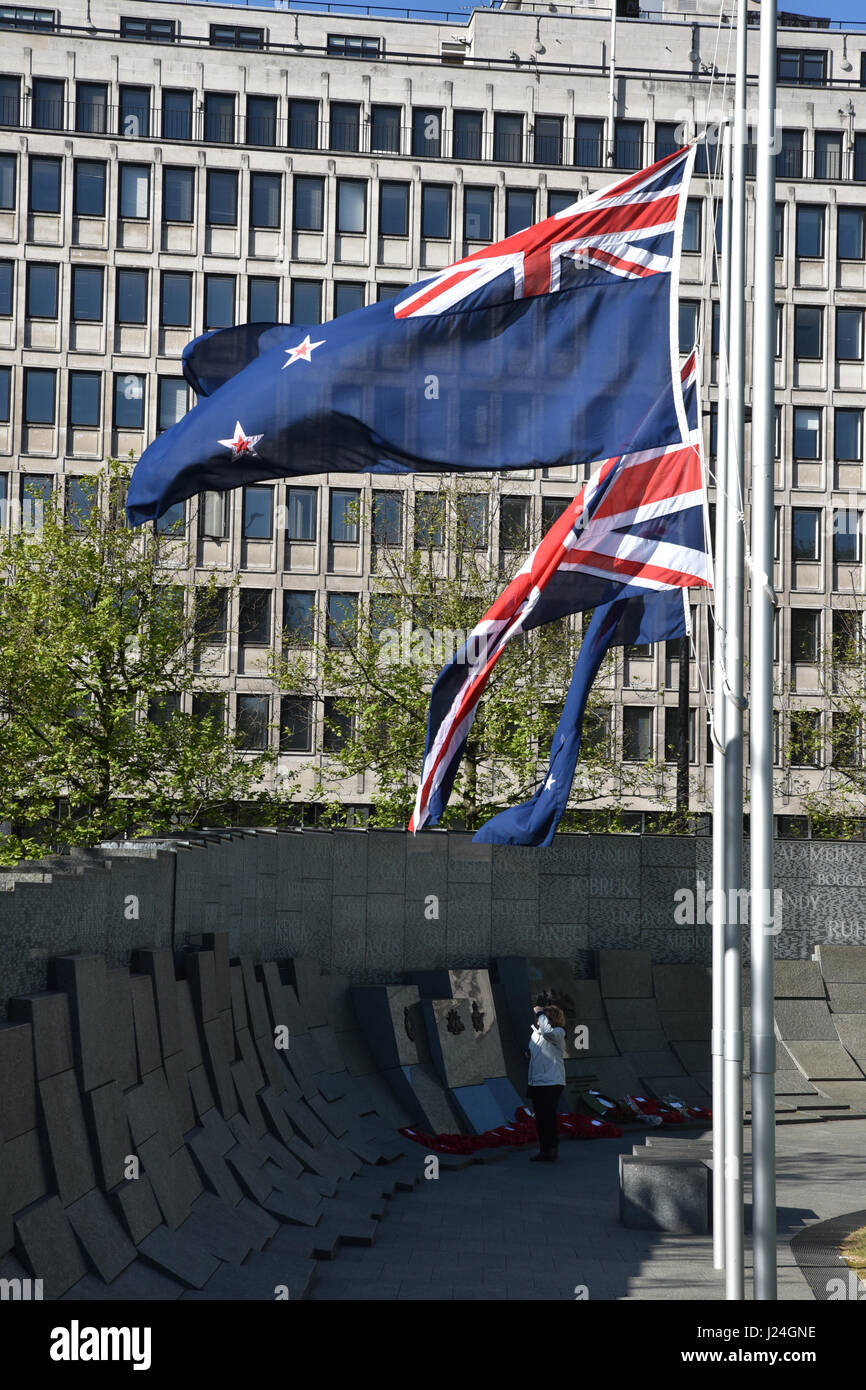 Hyde Park Corner, London, UK. 25 avril 2017. Couronnes portées à l'Australian War Memorial à Hyde Park Corner pour l'Anzac Day. L'honneur des 102 000 morts australien de la première et de la Seconde Guerre mondiale. Crédit : Matthieu Chattle/Alamy Live News Banque D'Images