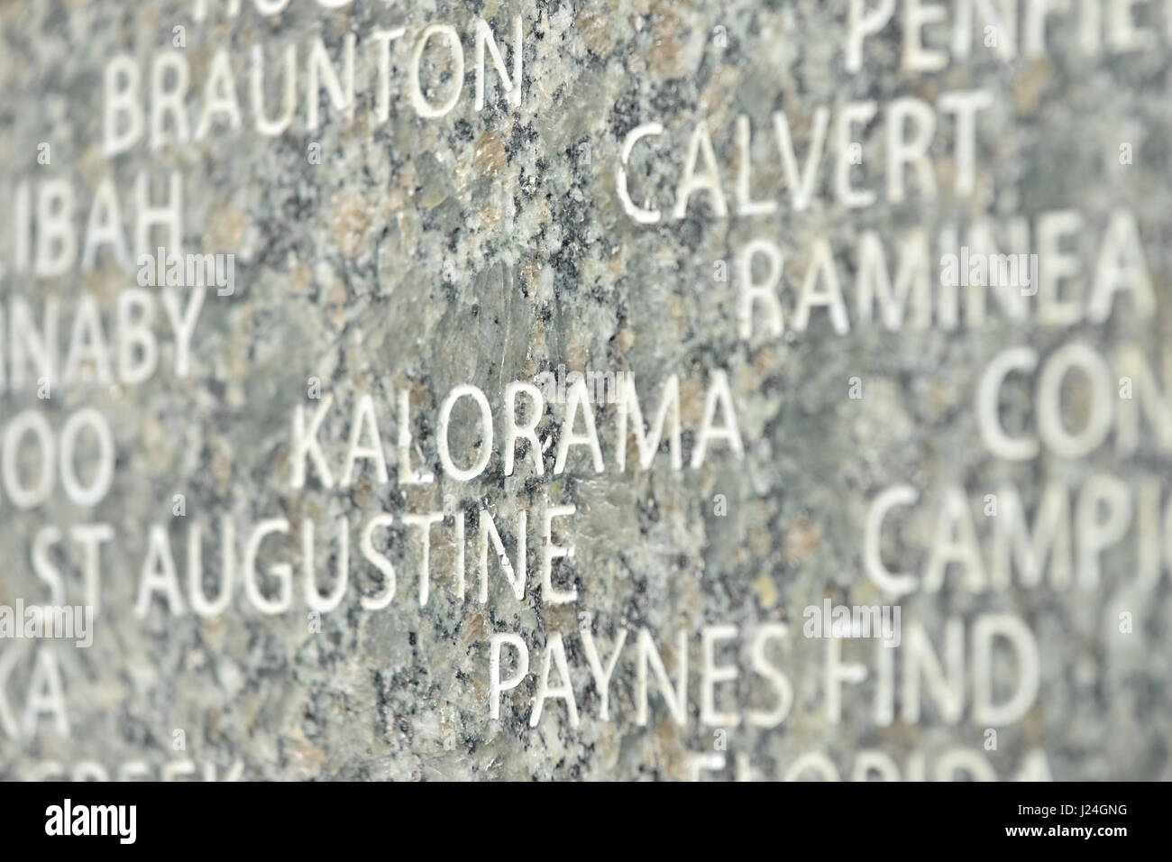 Hyde Park Corner, London, UK. 25 avril 2017. Couronnes portées à l'Australian War Memorial à Hyde Park Corner pour l'Anzac Day. L'honneur des 102 000 morts australien de la première et de la Seconde Guerre mondiale. Crédit : Matthieu Chattle/Alamy Live News Banque D'Images