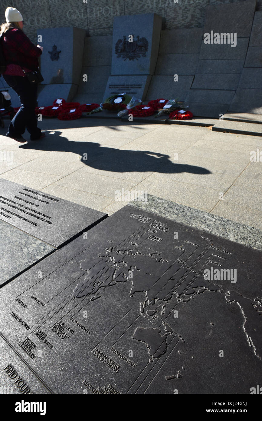 Hyde Park Corner, London, UK. 25 avril 2017. Couronnes portées à l'Australian War Memorial à Hyde Park Corner pour l'Anzac Day. L'honneur des 102 000 morts australien de la première et de la Seconde Guerre mondiale. Crédit : Matthieu Chattle/Alamy Live News Banque D'Images