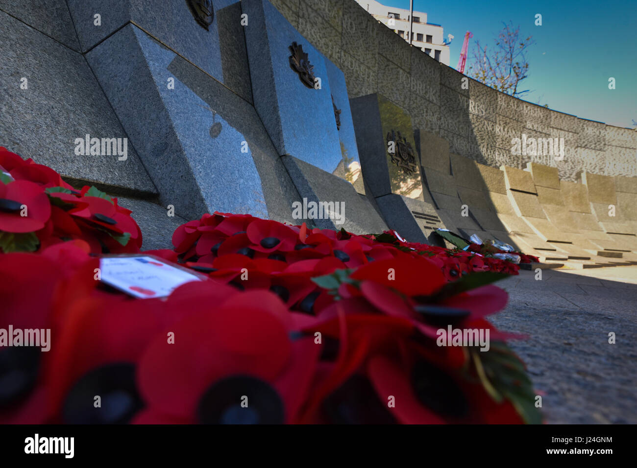 Hyde Park Corner, London, UK. 25 avril 2017. Couronnes portées à l'Australian War Memorial à Hyde Park Corner pour l'Anzac Day. L'honneur des 102 000 morts australien de la première et de la Seconde Guerre mondiale. Crédit : Matthieu Chattle/Alamy Live News Banque D'Images