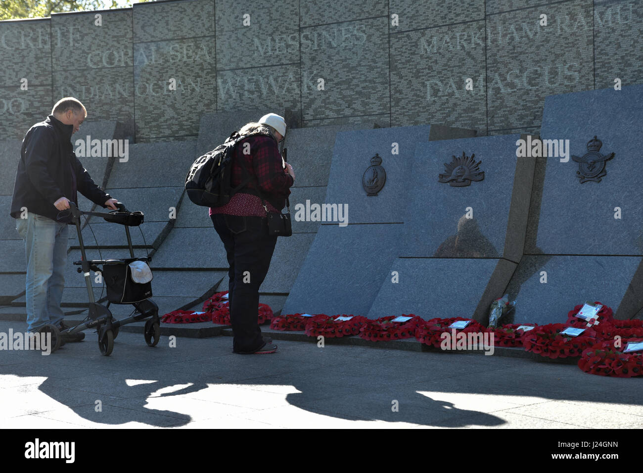 Hyde Park Corner, London, UK. 25 avril 2017. Couronnes portées à l'Australian War Memorial à Hyde Park Corner pour l'Anzac Day. L'honneur des 102 000 morts australien de la première et de la Seconde Guerre mondiale. Crédit : Matthieu Chattle/Alamy Live News Banque D'Images