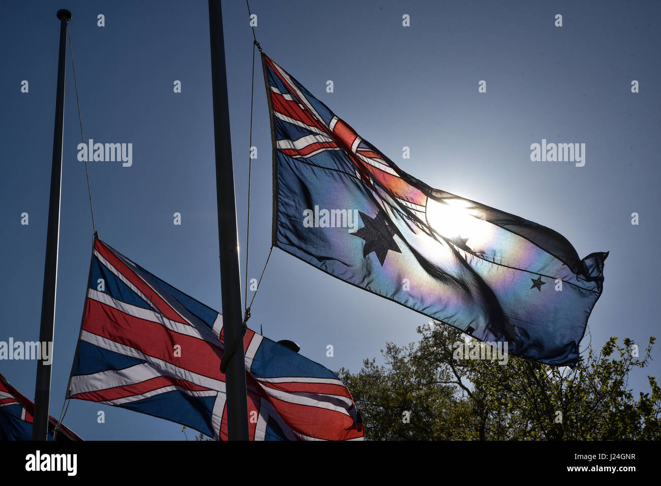 Hyde Park Corner, London, UK. 25 avril 2017. Couronnes portées à l'Australian War Memorial à Hyde Park Corner pour l'Anzac Day. L'honneur des 102 000 morts australien de la première et de la Seconde Guerre mondiale. Crédit : Matthieu Chattle/Alamy Live News Banque D'Images