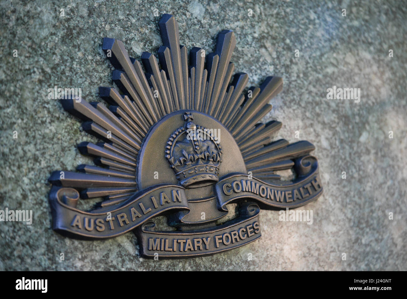 Hyde Park Corner, London, UK. 25 avril 2017. Couronnes portées à l'Australian War Memorial à Hyde Park Corner pour l'Anzac Day. L'honneur des 102 000 morts australien de la première et de la Seconde Guerre mondiale. Crédit : Matthieu Chattle/Alamy Live News Banque D'Images