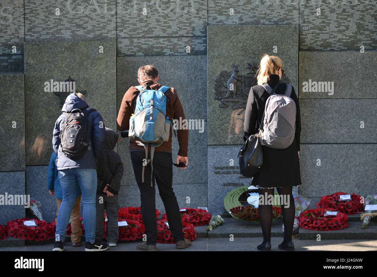 Hyde Park Corner, London, UK. 25 avril 2017. Couronnes portées à l'Australian War Memorial à Hyde Park Corner pour l'Anzac Day. L'honneur des 102 000 morts australien de la première et de la Seconde Guerre mondiale. Crédit : Matthieu Chattle/Alamy Live News Banque D'Images