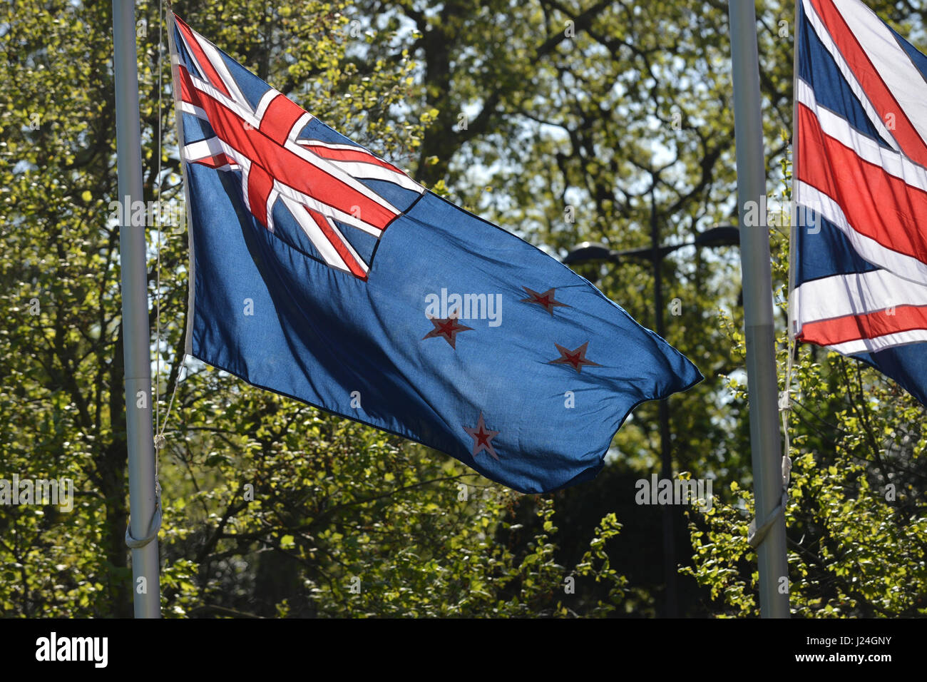 Hyde Park Corner, London, UK. 25 avril 2017. Couronnes portées à l'Australian War Memorial à Hyde Park Corner pour l'Anzac Day. L'honneur des 102 000 morts australien de la première et de la Seconde Guerre mondiale. Crédit : Matthieu Chattle/Alamy Live News Banque D'Images