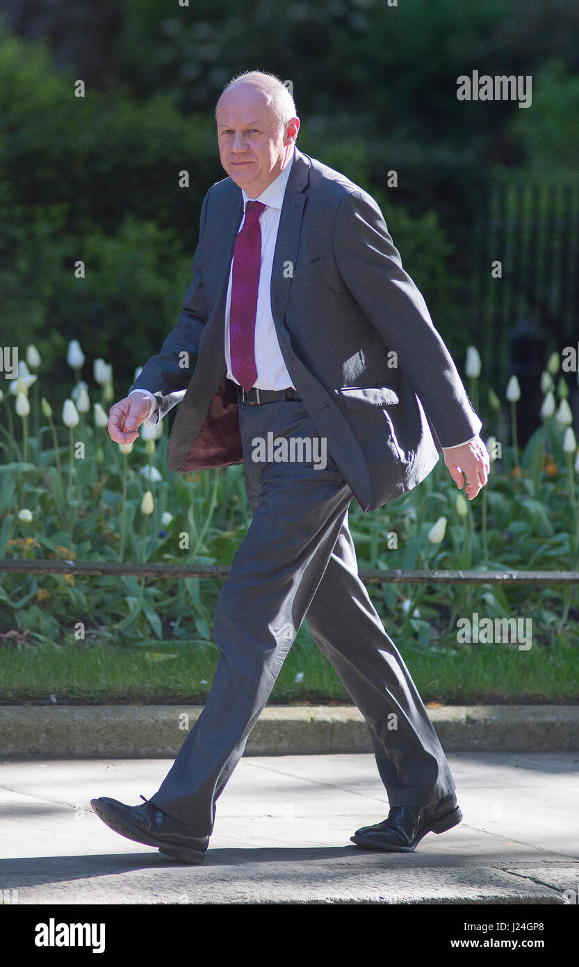 Downing Street, London, UK. 25 avril, 2017. Damian Green, secrétaire d'État pour le travail et les pensions, arrive à Downing Street pour mardi matin réunion du cabinet. Credit : Malcolm Park/Alamy Live News Banque D'Images