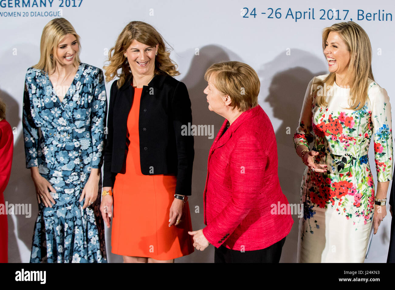 Berlin, Allemagne. Apr 25, 2017. Ivanka Trump, fille et consultant du président des États-Unis (l-r), Stephanie Bschorr, Présidente de la femme20 en Allemagne, la chancelière allemande, Angela Merkel (CDU) et la Reine Maxima des Pays-Bas présentent au sommet du dialogue Femme 20 pour l'autonomisation des femmes à Berlin, Allemagne, 25 avril 2017. Objectif de la manifestation organisée dans le cadre de la présidence du G20 en Allemagne est de mettre les femmes dans une meilleure position économique, leur donner plus de possibilités sur le marché du travail et permettre une plus grande implication dans l'esprit d'entreprise. Photo : Kay Nietfeld/dpa/Alamy Live News Banque D'Images