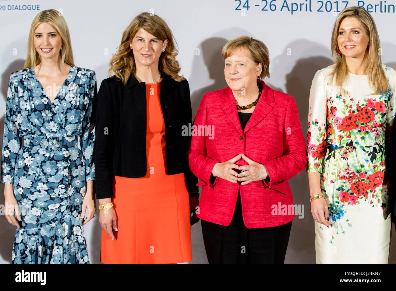 Berlin, Allemagne. Apr 25, 2017. Ivanka Trump, fille et consultant du président des États-Unis (l-r), Stephanie Bschorr, Présidente de la femme20 en Allemagne, la chancelière allemande, Angela Merkel (CDU) et la Reine Maxima des Pays-Bas présentent au sommet du dialogue Femme 20 pour l'autonomisation des femmes à Berlin, Allemagne, 25 avril 2017. Objectif de la manifestation organisée dans le cadre de la présidence du G20 en Allemagne est de mettre les femmes dans une meilleure position économique, leur donner plus de possibilités sur le marché du travail et permettre une plus grande implication dans l'esprit d'entreprise. Photo : Kay Nietfeld/dpa/Alamy Live News Banque D'Images