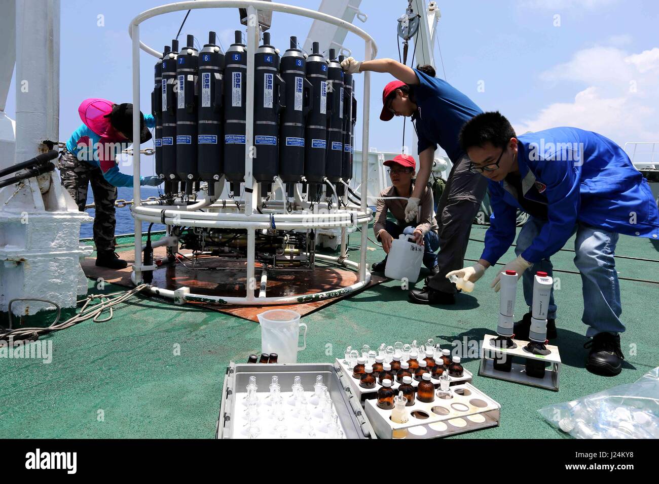 (170425) -- À BORD D'UN NAVIRE XIANGYANGHONG 09, 25 avril, 2017 (Xinhua) -- Les scientifiques examinent la température et salinité de l'eau de mer avec l'appareil à bord d'un navire Xiangyanghong 09 CTD dans la mer de Chine du Sud, sud de la Chine, le 25 avril 2017. Les scientifiques chinois ont entrepris une mission d'eau profonde en mer de Chine du Sud mardi, le début de la deuxième étape de la 38e expédition océanique. Le submersible habité Jiaolong avec son équipe de scientifiques sont arrivés à l'emplacement à bord du navire-mère Xiangyanghong 09. Le submersible devrait effectuer sa première plongée en mer de Chine du Sud le mercredi cette année Banque D'Images