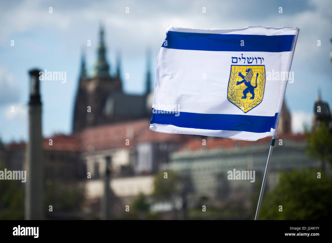 Un cortège d'environ 300 personnes, organisé par l'Ambassade chrétienne internationale de Jérusalem (ICEJ), portant des drapeaux israéliens ont parcouru le vieux quartier juif de la ville, puis se sont réunis dans le jardin Wallenstein, qui fait partie du Sénat, à l'occasion de Yom HaShoah, la Journée de l'Holocauste, aujourd'hui, le Dimanche, Avril 23, 2017. (Photo/CTK Josef Vostarek) Banque D'Images