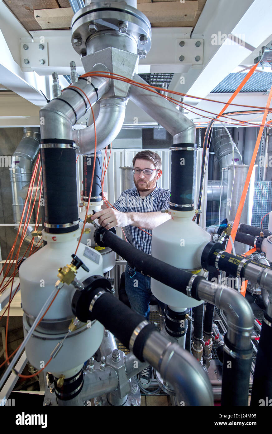 Leipzig, Allemagne. Apr 25, 2017. Pour lancer une nouvelle soufflerie scientist Dennis Niedermeier est la démonstration du mode de fonctionnement du système à l'Institut Leibniz de recherche troposphérique à Leipzig, Allemagne, 25 avril 2017. Avec la nouvelle soufflerie, les experts de l'Institut Leibniz veulent explorer le changement climatique global encore plus étroitement. Entre autres choses, les scientifiques sont en mesure d'enquêter sur la façon dont les courants d'air fortement affecter la formation des nuages et le gel dans des conditions expérimentales réglable. Dpa : Crédit photo alliance/Alamy Live News Banque D'Images