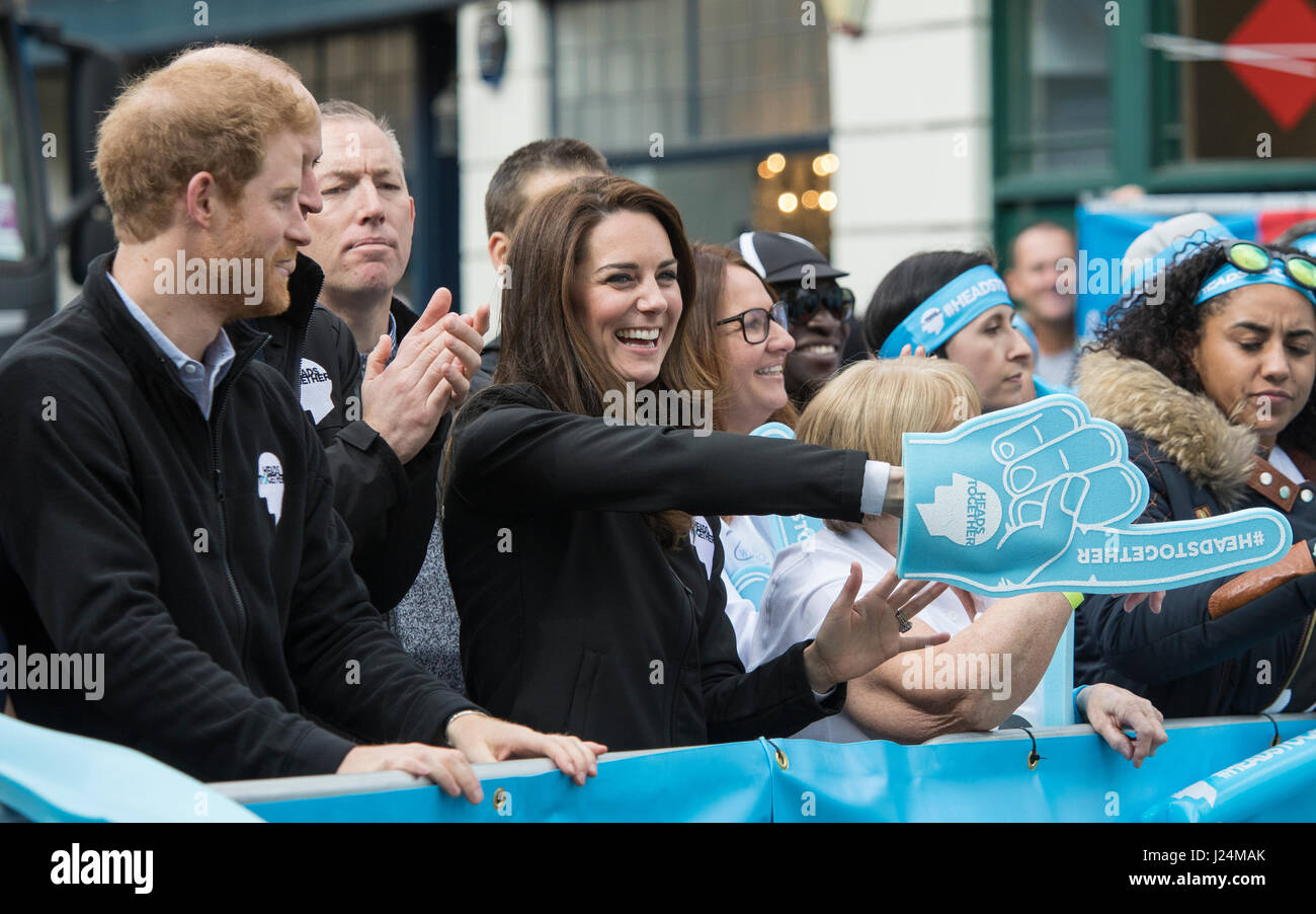 Londres - 23 avril : Marathon de Londres Virgin Money. Le prince Harry, le Prince William, duc de Cambridge et Catherine, la duchesse de Cambridge regarder le Marathon de Londres passent par Greenwich, à Londres, Angleterre le 23 avril 2017. Ils étaient là comme des partisans de la santé mentale, les chefs de campagne ensemble, qui est la charité de l'année pour le Marathon de Londres Virgin Money. Photo : © 2017 David Levenson/ Alamy Banque D'Images