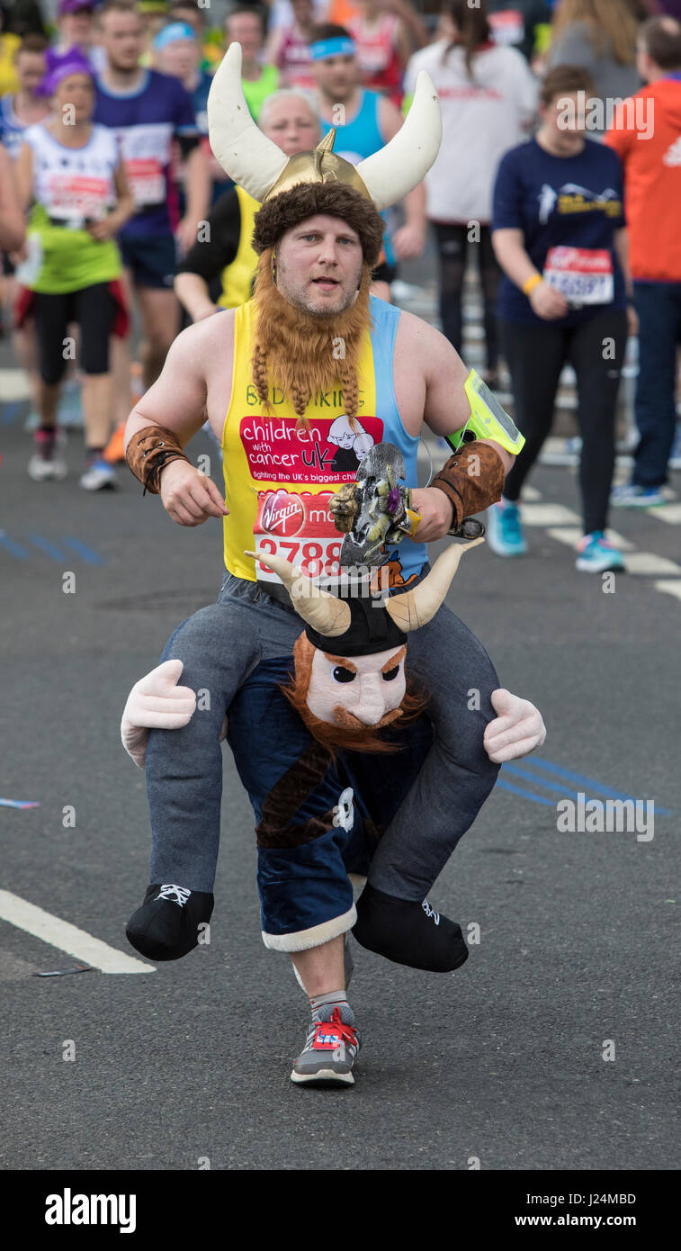 Londres - 23 avril : Marathon de Londres Virgin Money. Les coureurs passent par Canary Wharf. Photo : © 2017 David Levenson/ Alamy Banque D'Images