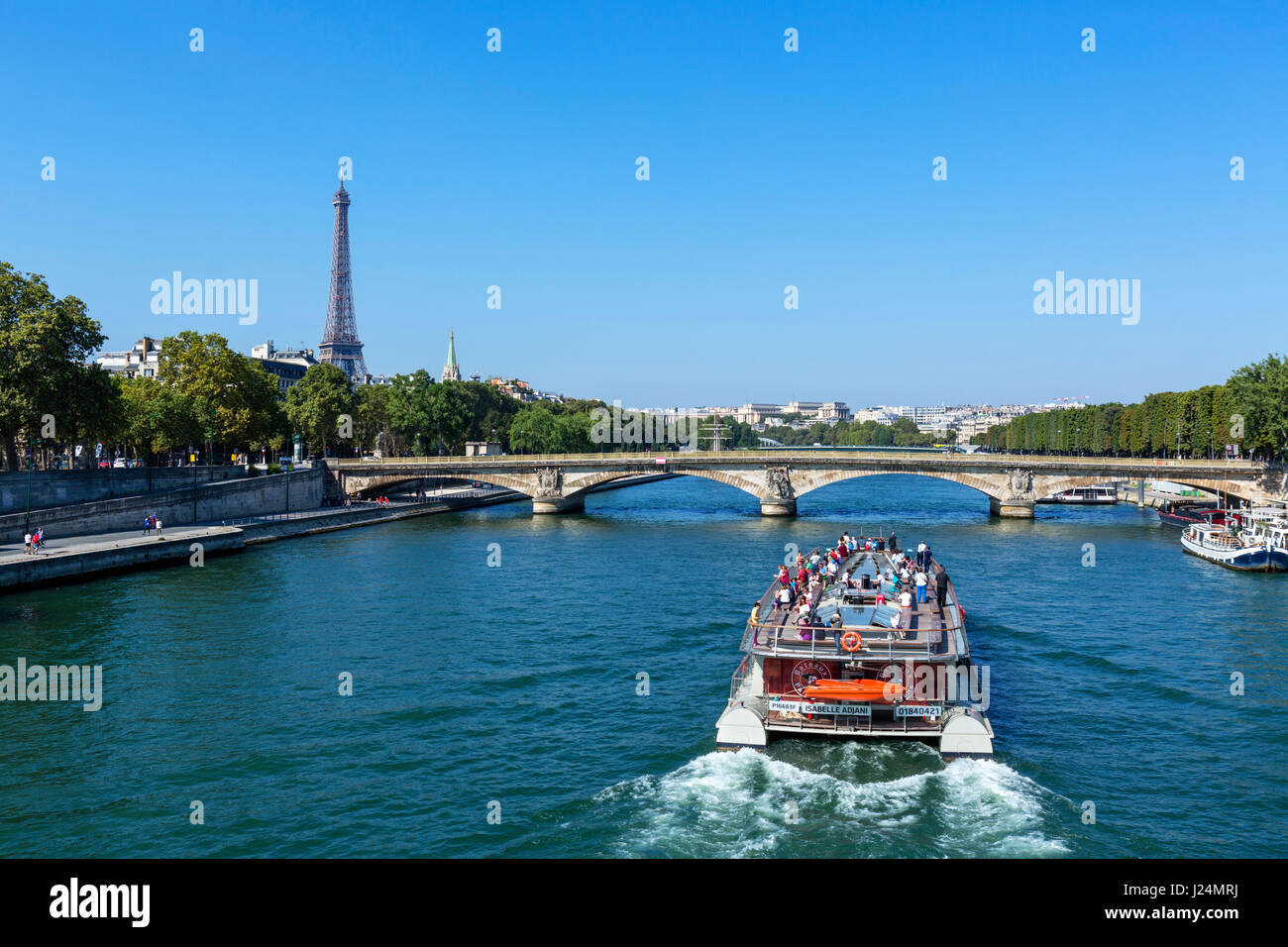 La Tour Eiffel Tower (Tour Eiffel) et un bateau-mouche sur la Seine, Paris, France Banque D'Images