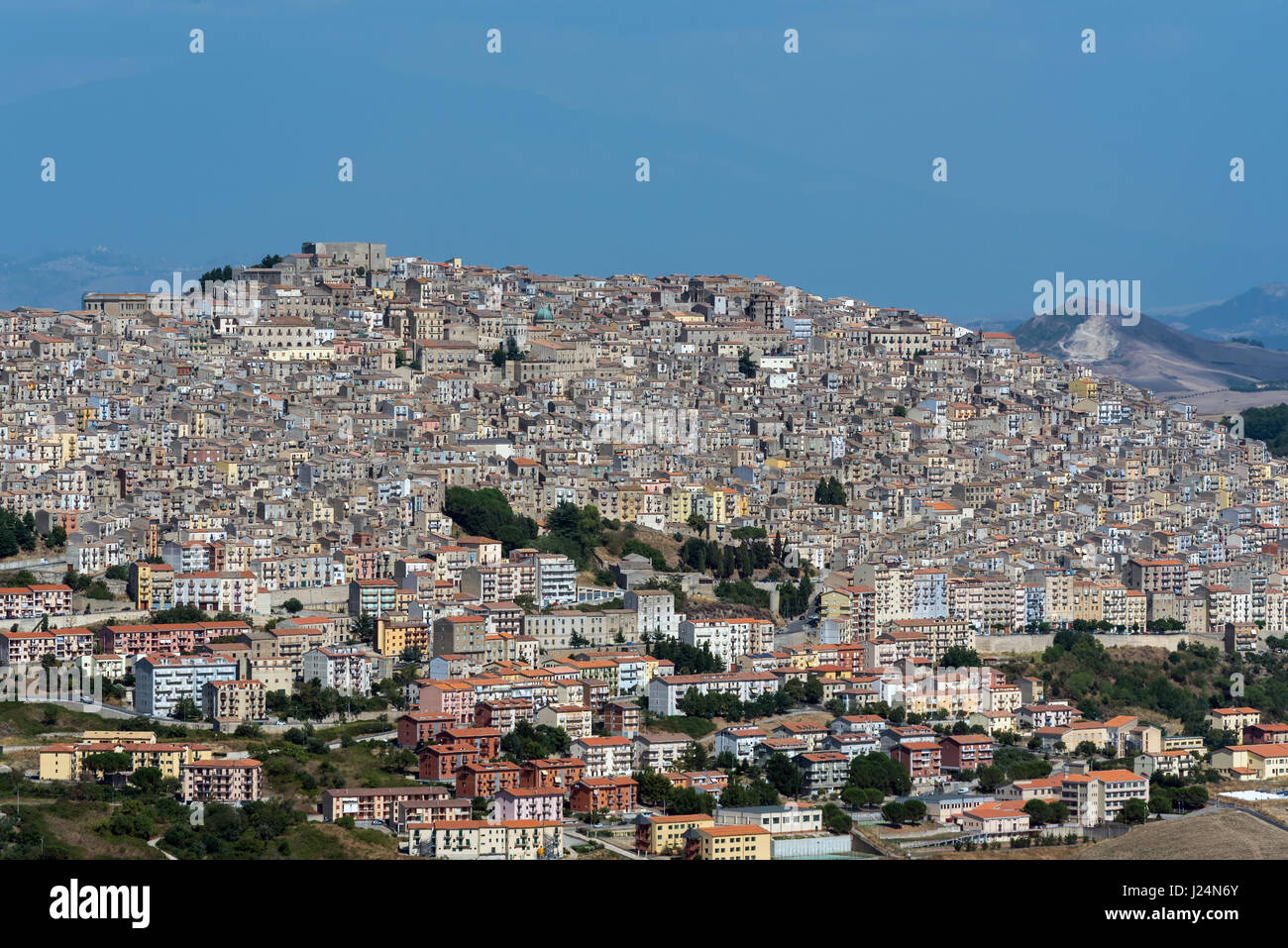 La vieille ville de Gangi en Sicile avec la silhouette de l'Etna à l'arrière Banque D'Images