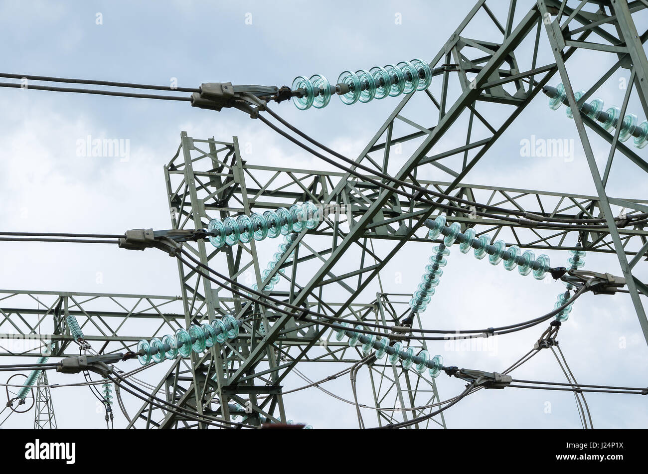 La distribution de l'électricité. Éléments du pylône électrique - isolants, câbles et fixations. Banque D'Images