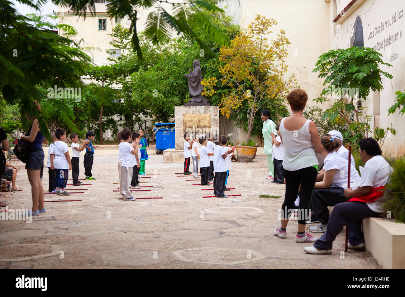 Les enfants cubains faisant des activités de conditionnement physique à l'extérieur dans une cour d'école à La Havane, Cuba. Banque D'Images