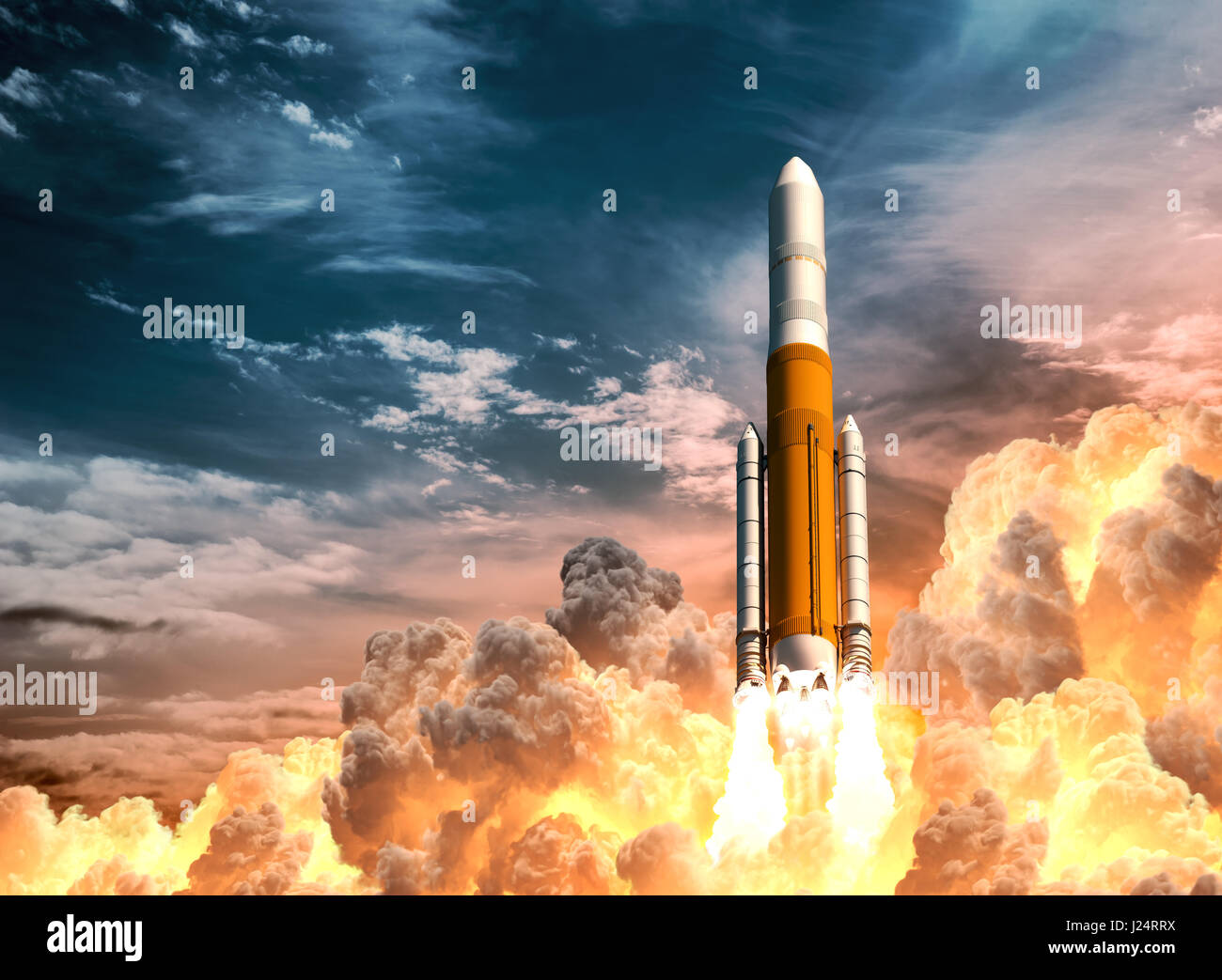Lancement d'une fusée lourde sur le fond de ciel nuageux Banque D'Images