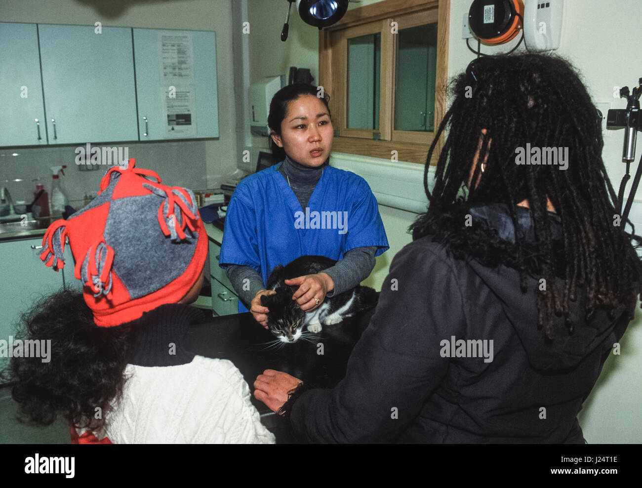 Mère et fille avec un chat malade de consulter un vétérinaire à la Croix Bleue, Animal Hospital, Victoria, London, Royaume-Uni Banque D'Images