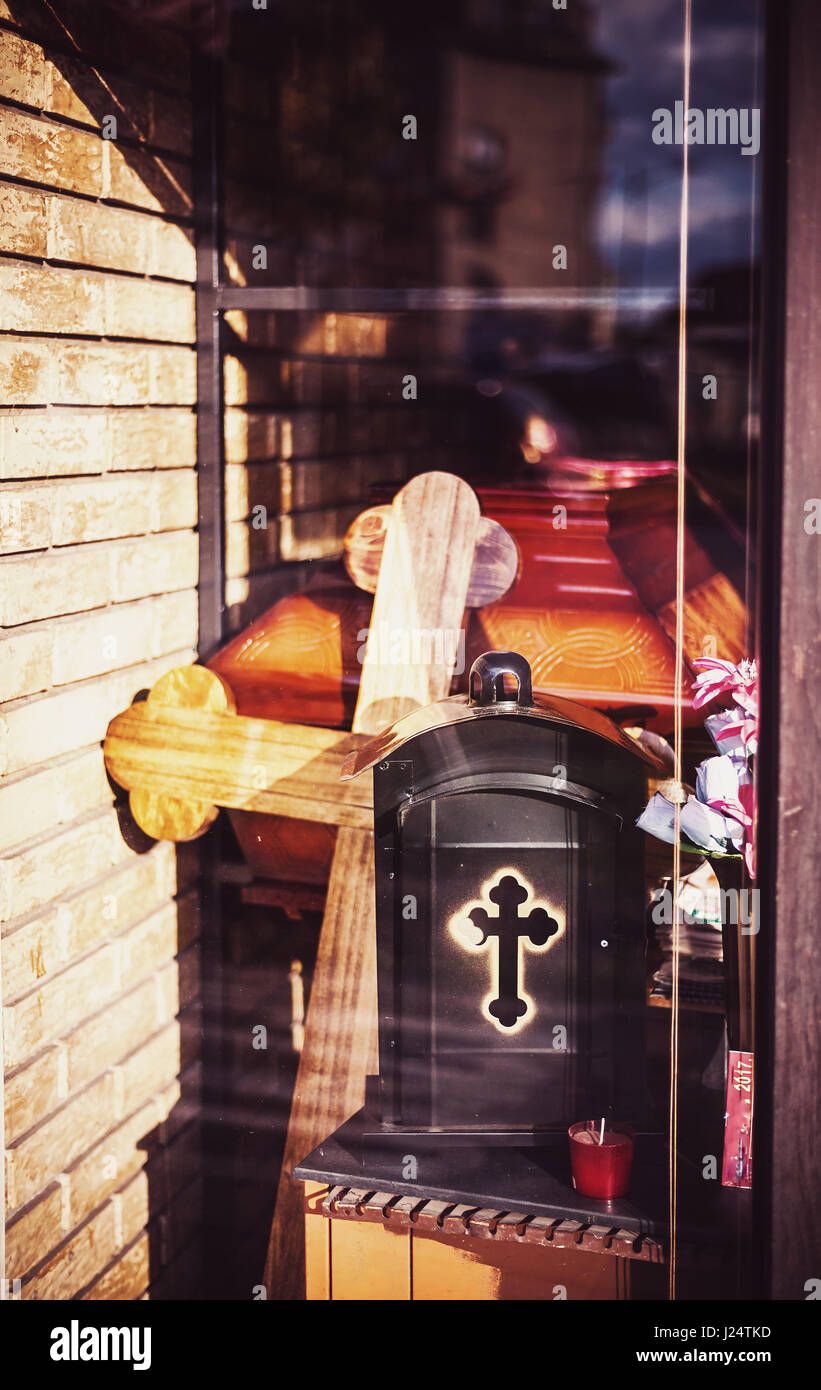 En face de la fenêtre de la boutique de l'équipement funéraire, dans le style de la tradition chrétienne. Banque D'Images