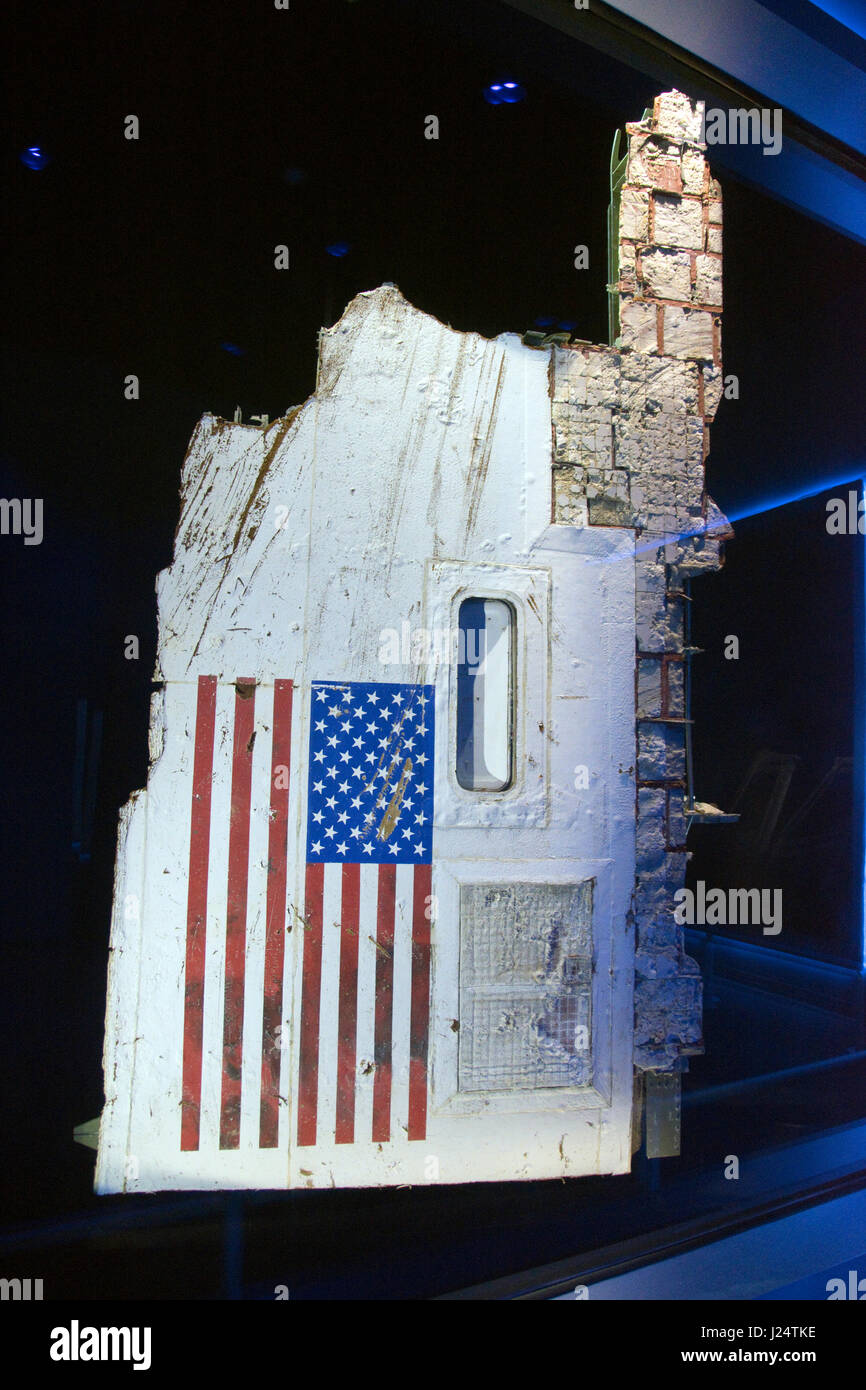 Vestiges de l'espace détruit la navette Challenger affiché à la Complexe des visiteurs au Centre spatial Kennedy, en Floride. Banque D'Images