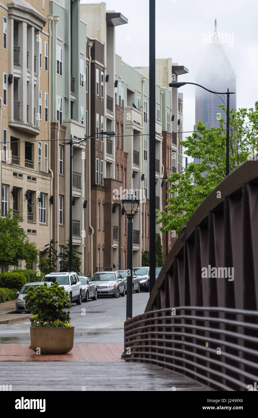 Vue de la passerelle dans le milieu urbain vivre/travailler/jouer communauté d'Atlantic Station à Atlanta, Géorgie, USA. Banque D'Images