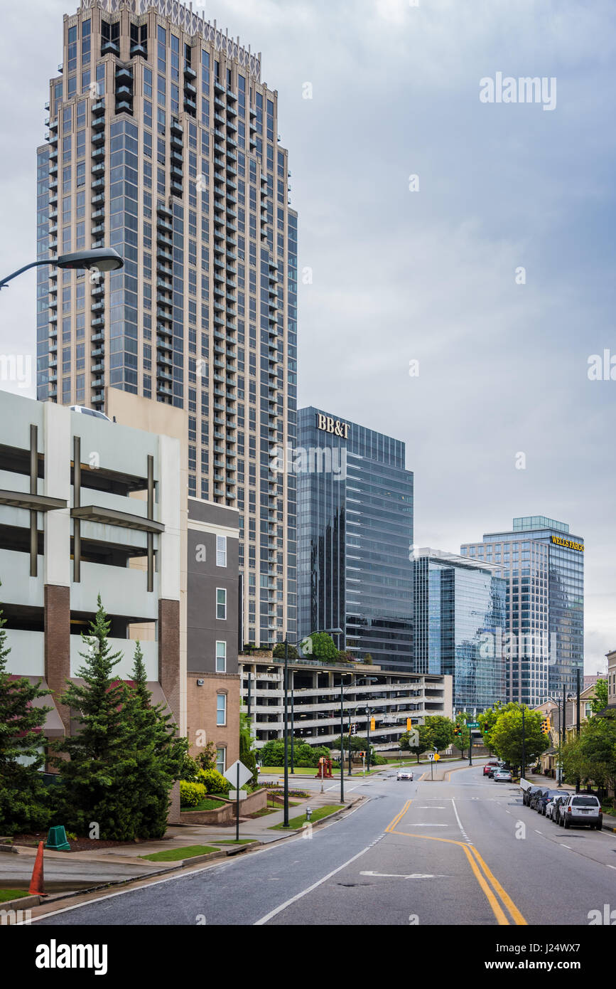 Street View de bâtiments résidentiels et commerciaux à Atlanta, Georgia's Atlantic Station, un milieu urbain vivre/travailler/jouer communauté dans Midtown Atlanta. Banque D'Images