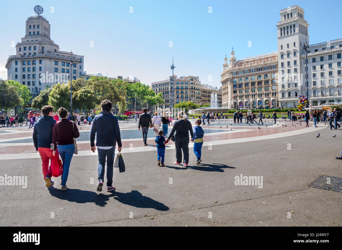 Les touristes à la Plaça de Catalunya, une grande place dans le centre de Barcelone. Banque D'Images