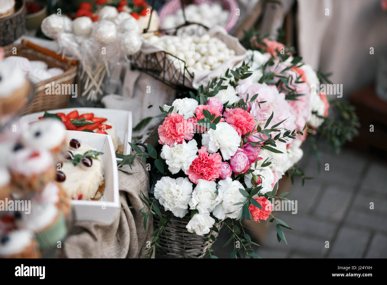 Table de dessert pour un parti. Ombre cake, cupcakes, douceur et fleurs. selective focus Banque D'Images