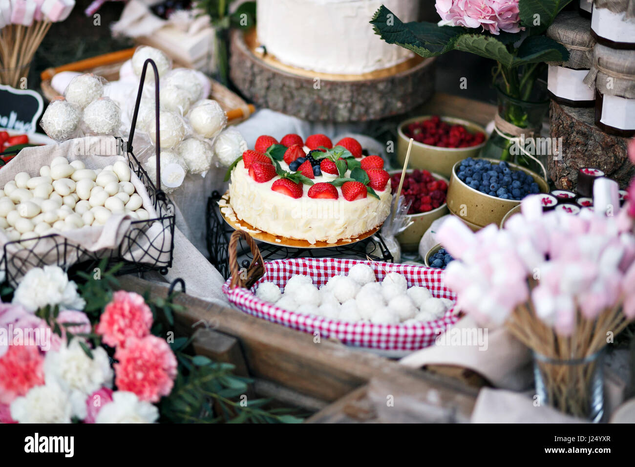 Table de dessert pour un parti. Ombre cake, cupcakes, douceur et de fleurs Banque D'Images