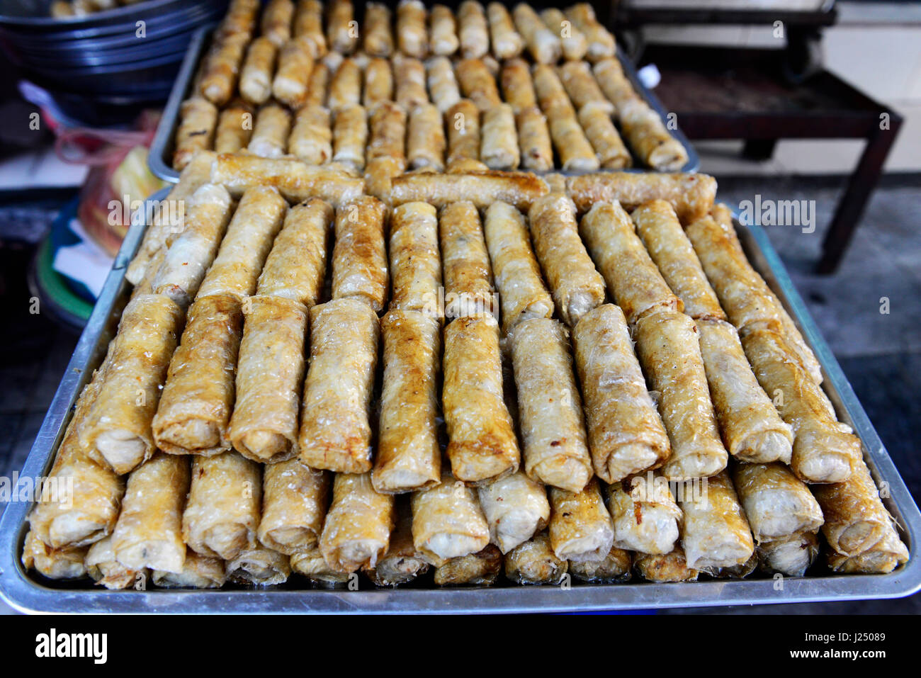 Vietnamiens rouleaux frits de crabe. Ils sont servis dans le cadre de la célèbre Bún chả repas à Hanoi. Banque D'Images