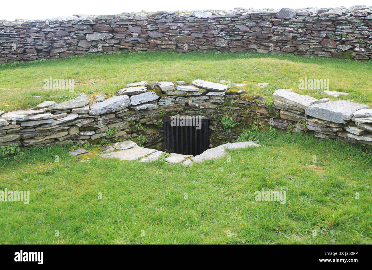 Knockdrum fort de pierre de l'âge du Fer, souterrain, entrée près de Castletownshend, comté de Cork, Irlande, République d'Irlande Banque D'Images