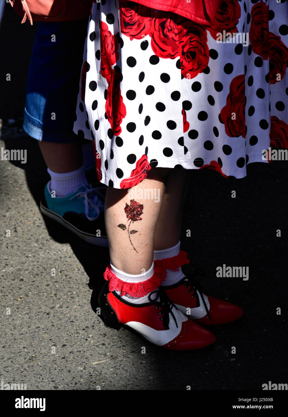 Rockabilly girl avec tatouage de fleur sur la jambe en vêtements de mode rockabilly traditionnels Banque D'Images