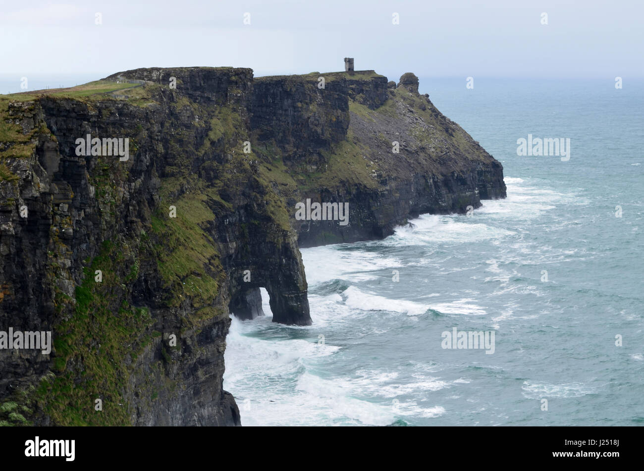 Falaises de Moher et de la mer d'Irlande à la tête de Tour Hag en Irlande lors d'une tempête. Banque D'Images