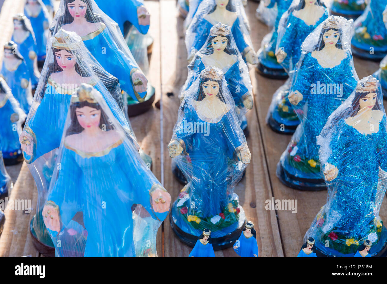 Affichage des souvenirs en vente au Festival annuel de Yemanja dans Salvador, Brésil Banque D'Images