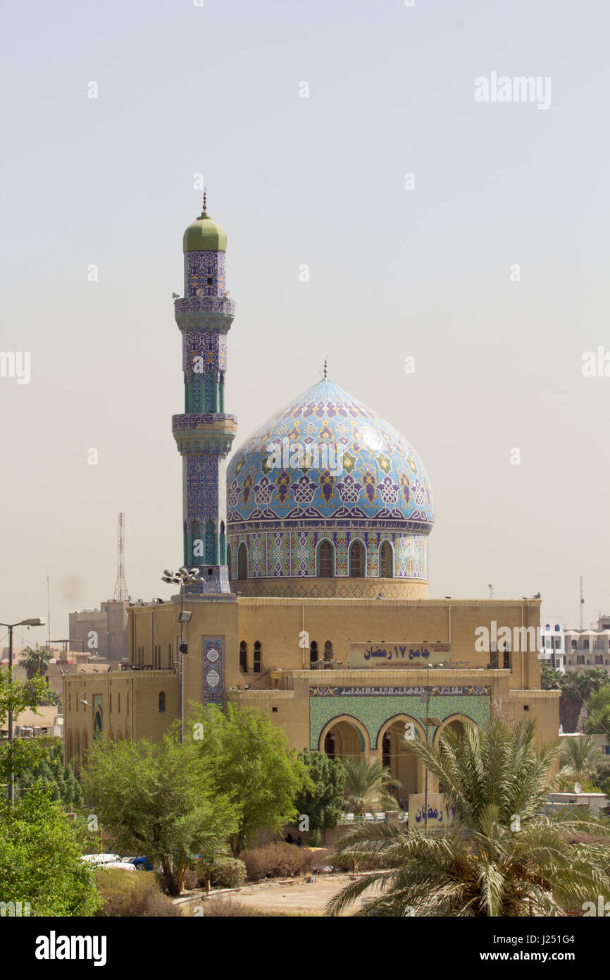 Photo d'une mosquée 17 Ramadan à Bagdad en Irak, ses contient un dôme décoré et minaret. Banque D'Images