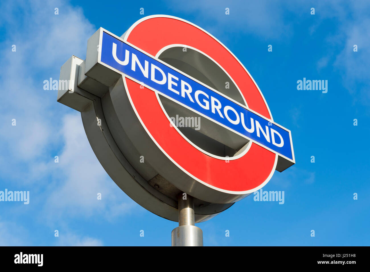 Londres - le 13 novembre 2016 : London Underground classique cocarde signe, une icône à valoir sur le manager Frank Pick au début des années 1900, en vertu d'un bleu Banque D'Images