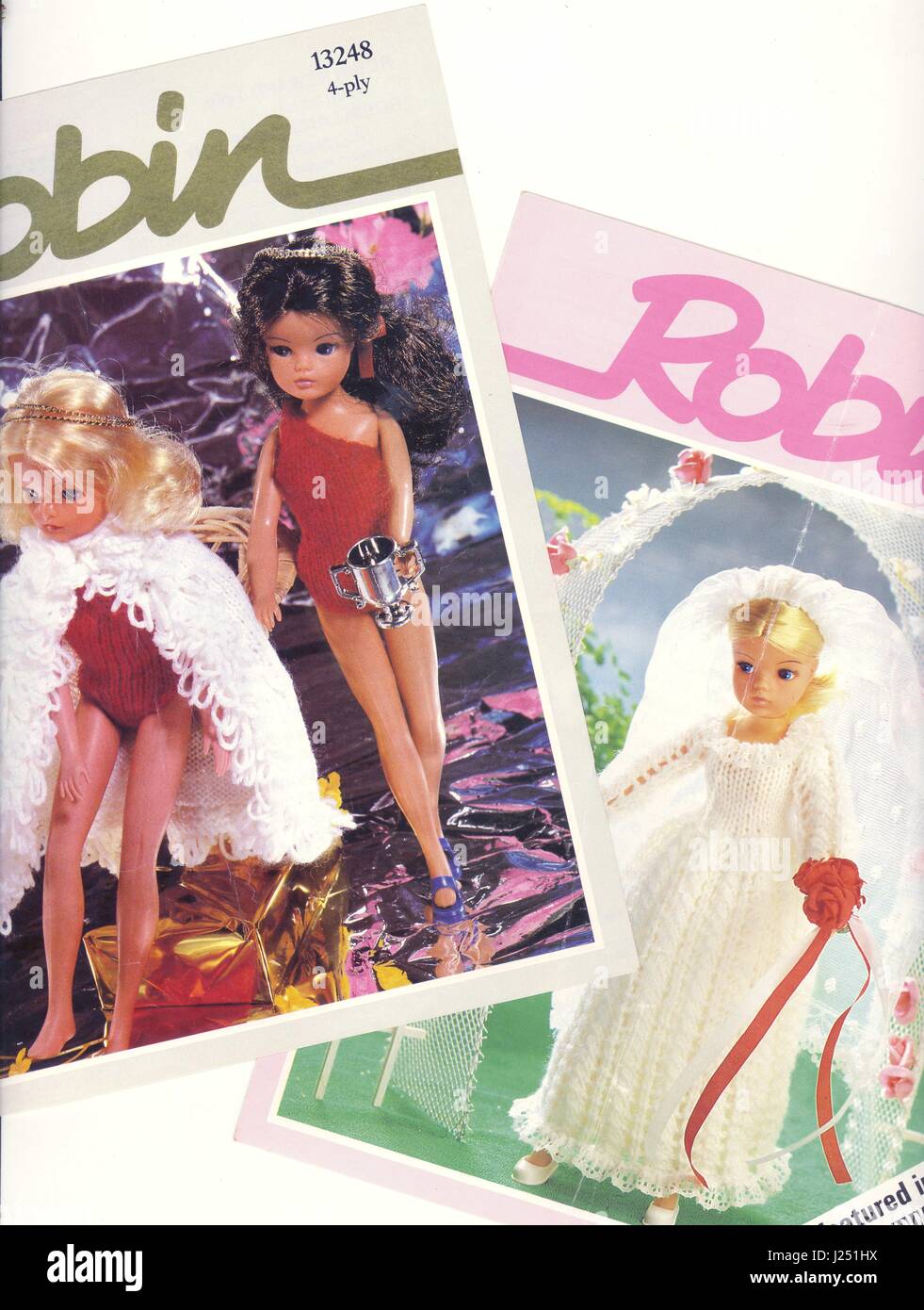 La robe de mariée et le maillot de bain rétro de Sindy et le motif de tricot en manteau des années 1970 par Robin, Yorkshire, Angleterre, Royaume-Uni Banque D'Images